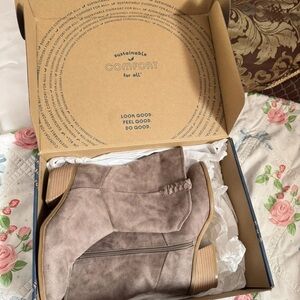 NIB Dr. Scholl's Taupe Ankle Booties